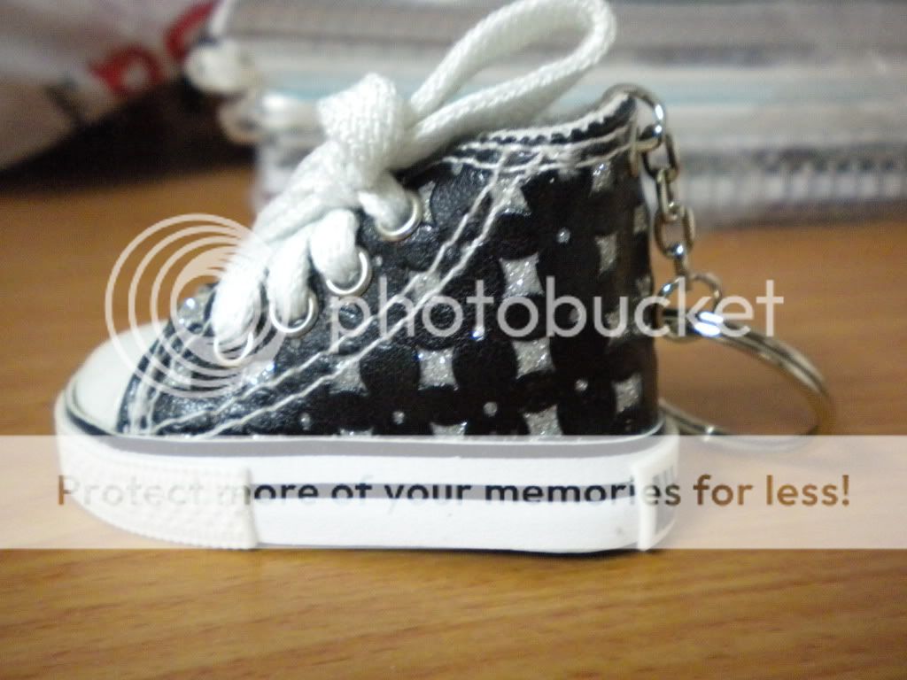 YOU WILL GET THE COOL ALL STAR CONVERSE SHOOE KEYCHAIN VERY NICE